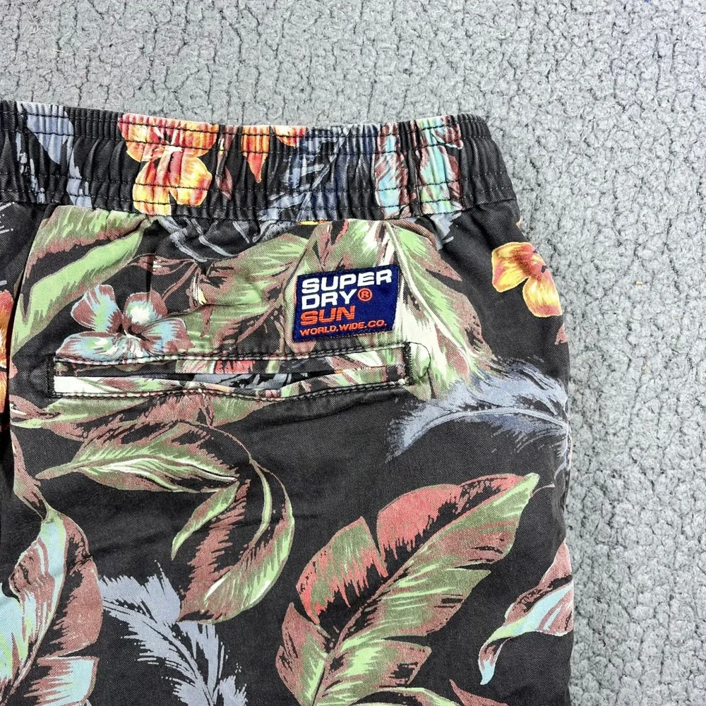 Superdry Sun Scorched Tropical Floral Shorts Mens Medium Black M7110017A